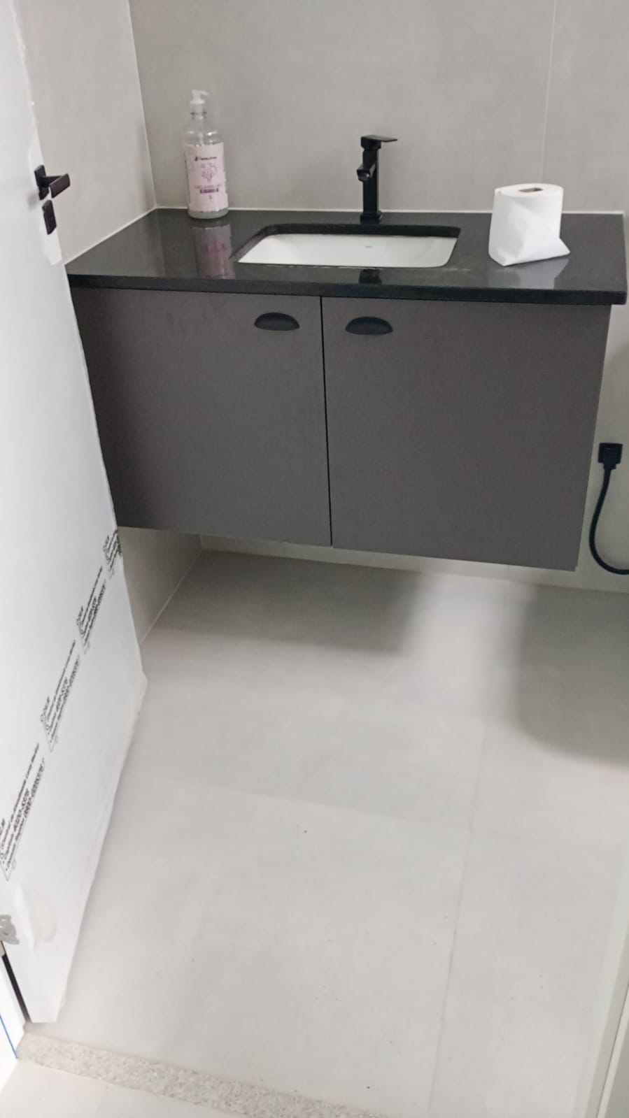 Gabinete cinza com bancada escura