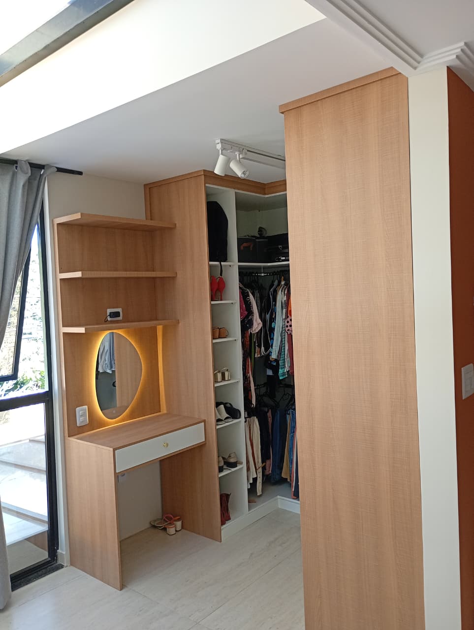 Closet com penteadeira iluminada